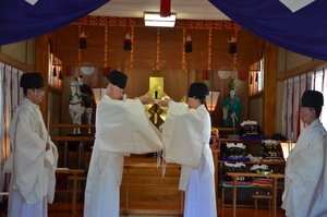 年に1度の親子祭神の再会祝う 御前神社と櫛引八幡宮で「お浜入り神事」