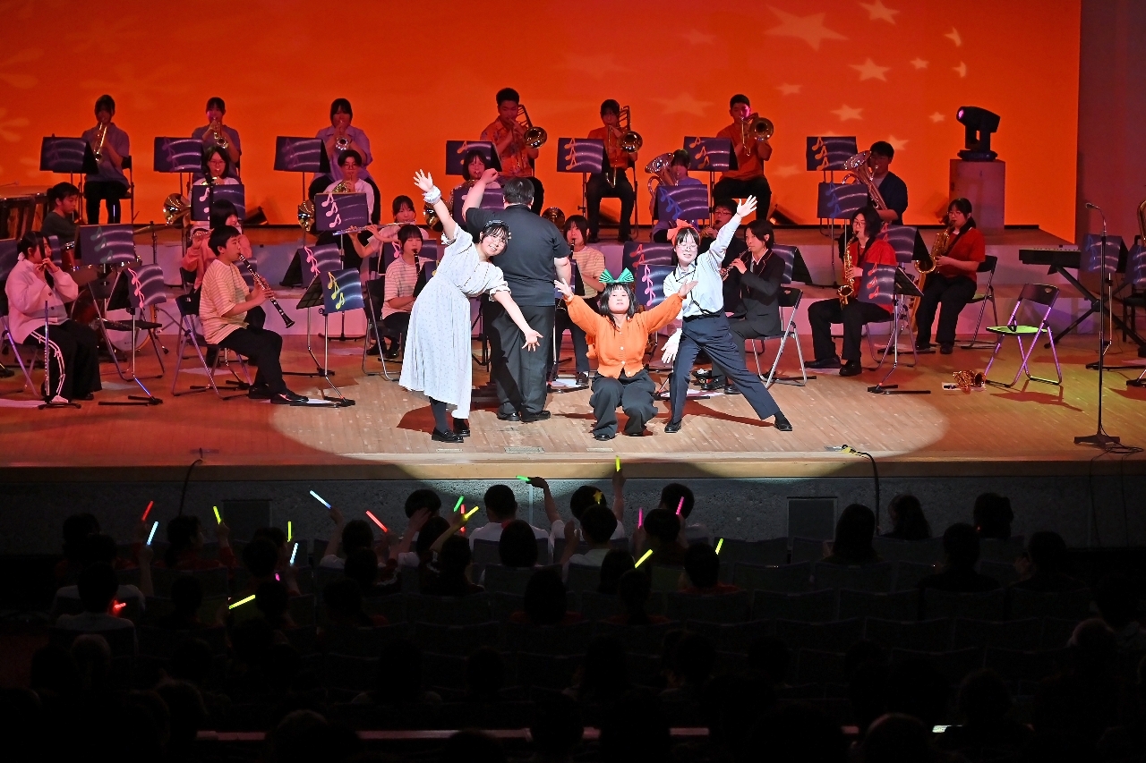 寸劇やダンスも交え、迫力ある楽曲を披露した定期演奏会