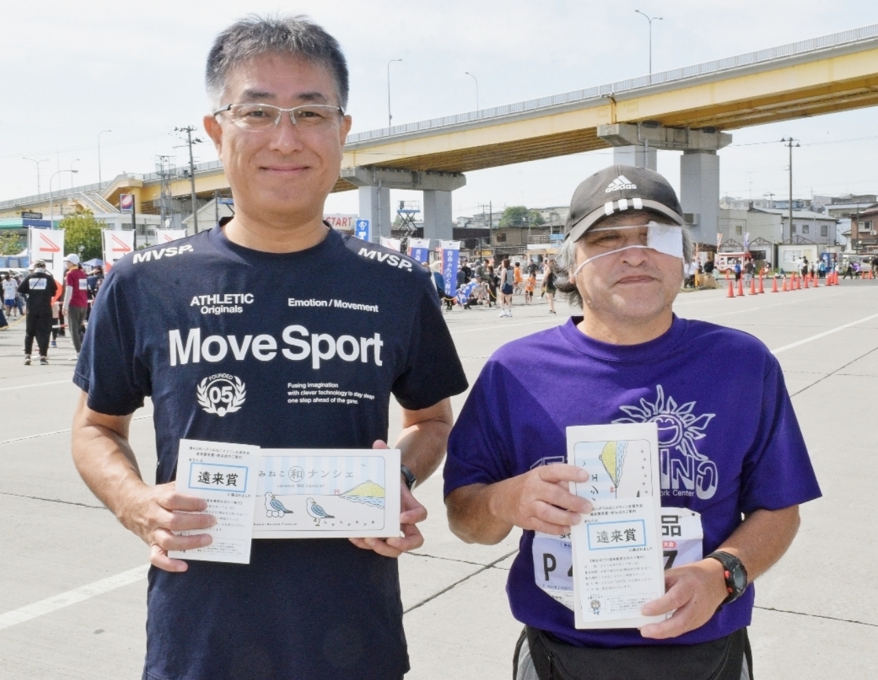 遠来賞を贈られた桃原康昌さん(右)と岡本真一さん