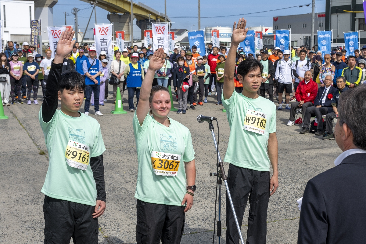 選手宣誓するカーセブン八戸ランランクラブの(右から)ヴーズイ・バックさん、ガルブレス・エステルさん、グエンヴァン・ホアンさん