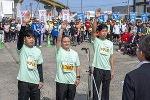 【八戸うみねこマラソン】爽やか宣誓「無理せず楽しむ」 カーショップ日向のガルブレスさんら3人