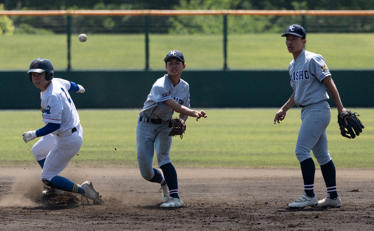 【準々決勝・三沢商―下山学園】3回下山学園1死一、二塁、三沢商は月舘翔太郎(右)から橋本空(中央)とつなぎ、4―6―3の併殺を決める=六戸メイプル