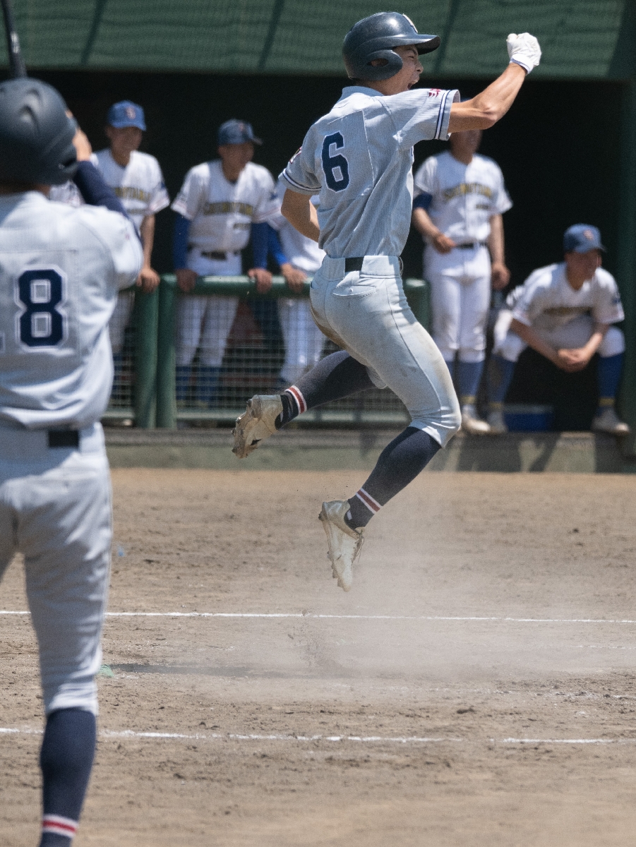 三沢商が九回に先制、本塁に生還し喜ぶ橋本空=六戸メイプル