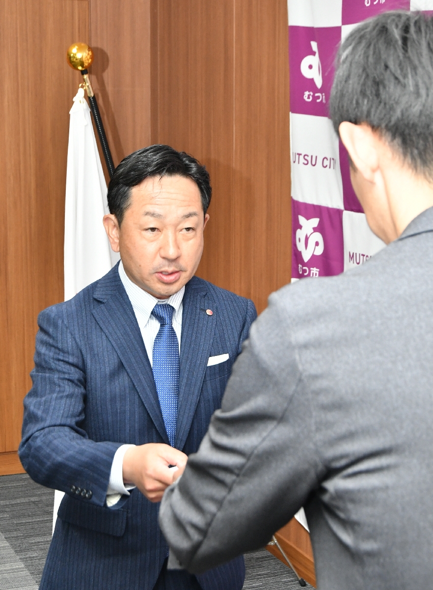 山本知也市長（右）に要望書を手渡す千葉博之組合長＝１８日、むつ市役所