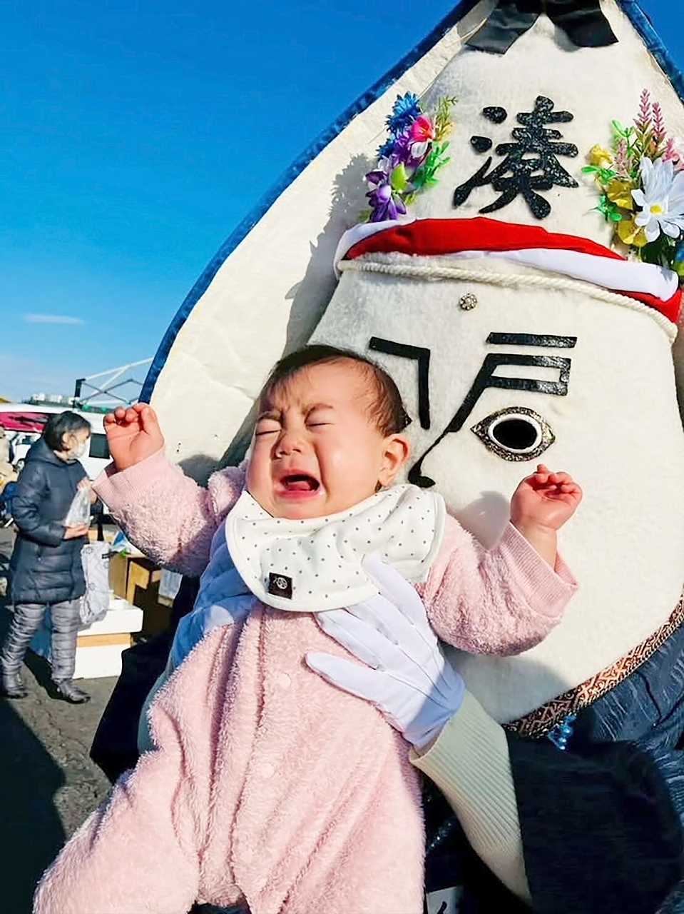 イカドンパパに抱っこされる帆奏さん