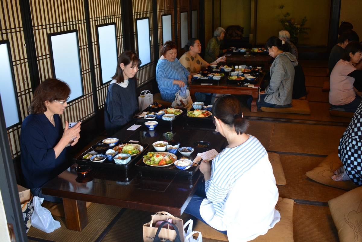 座敷で「まなかランチ」を楽しむ参加者