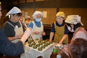 よもぎ団子作りを体験 「まなかのカフェ」プレオープン企画/東北町