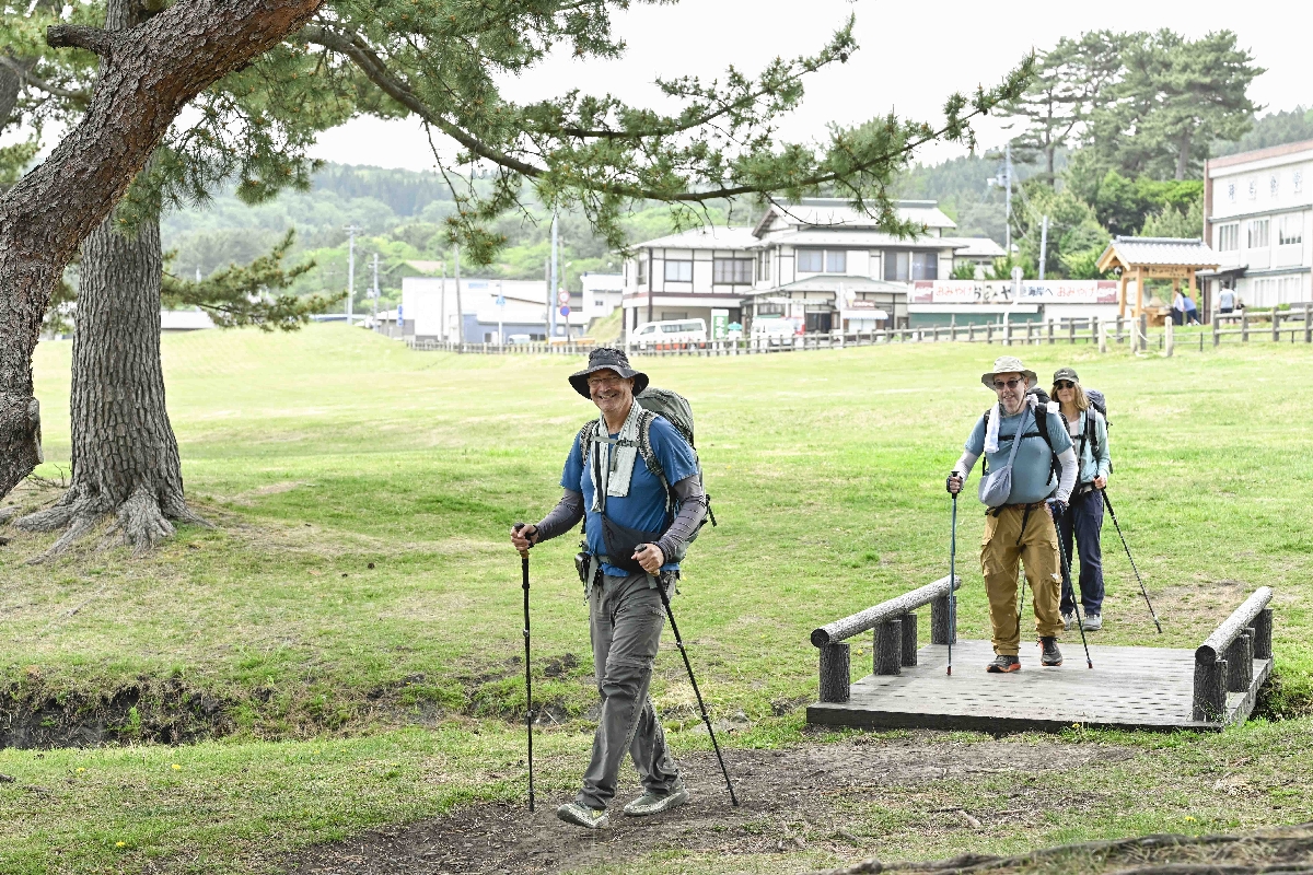 この日潮風トレイルを踏破する予定だという観光客＝１９日、八戸市の種差海岸