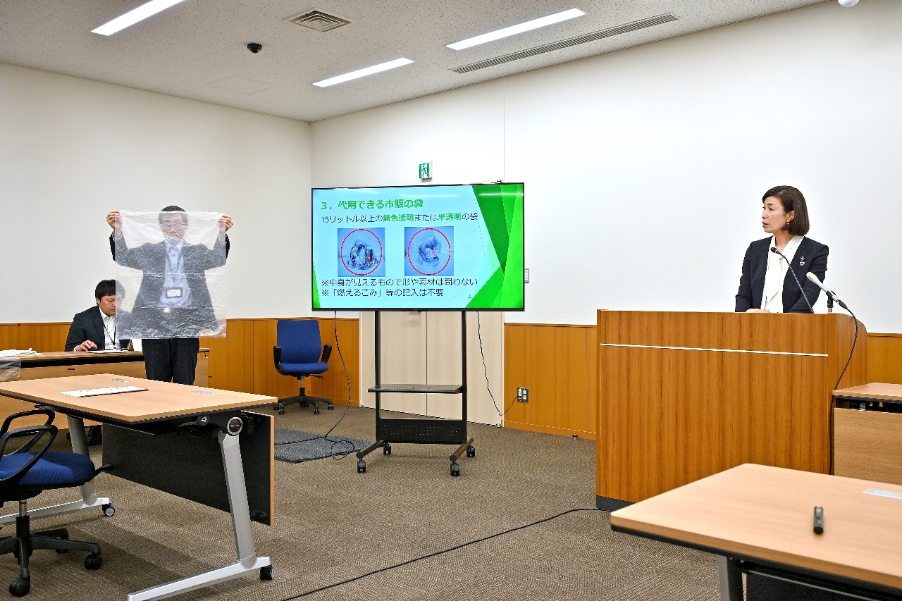 指定ごみ袋の代用を可能とする臨時措置について説明する櫻田百合子市長(右)=19日、十和田市役所