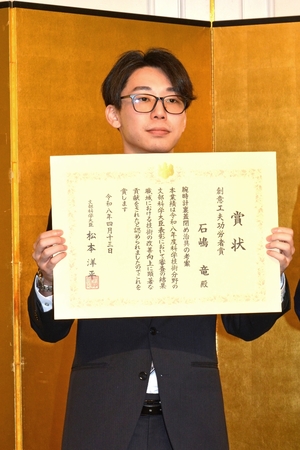 二戸セイコー(二戸)の石嶋さんに文科大臣表彰 全種類の腕時計対応の治具考案