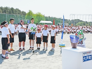 1~9年生が炬火リレー 六戸学園で炬火イベント/あおもり国スポ・障スポ