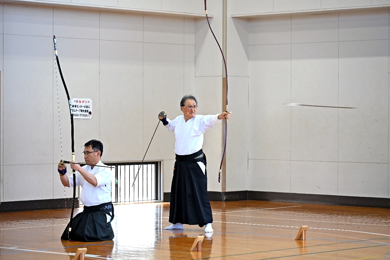 集中力を高め、的を狙う選手