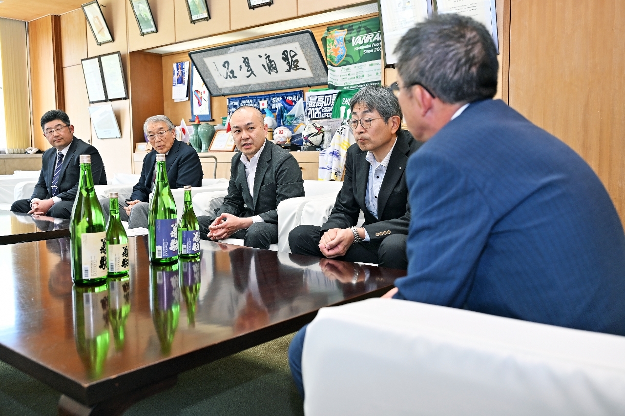 若宮佳一町長（右）に新しい菊駒の特長を説明する三浦弘文さん（中央）＝１９日、五戸町役場