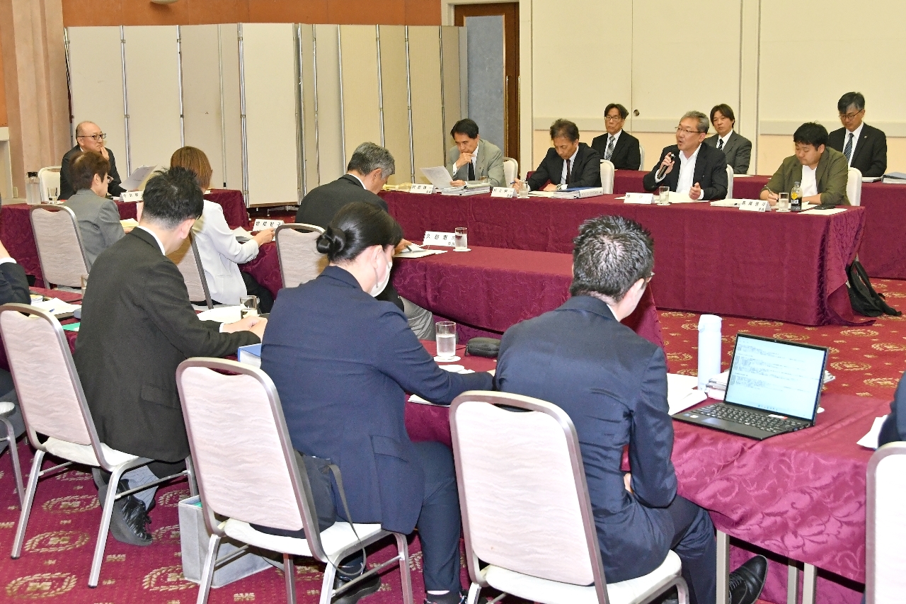 下北地区の高校再編について協議する委員ら＝１９日、むつ市