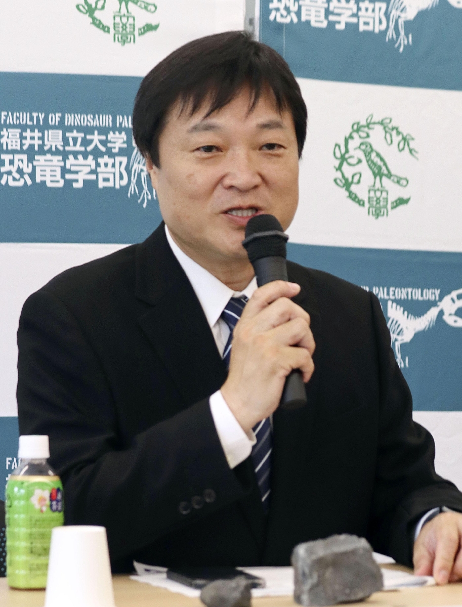 記者会見する東北大の高嶋礼詩教授=20日午前、福井県勝山市