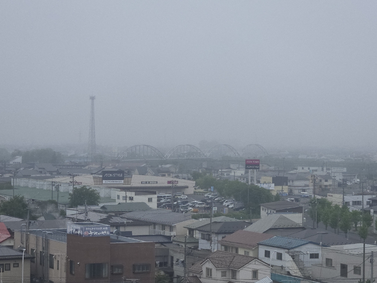霧がかかり、見通しが悪くなっている八戸市内=20日午前9時半ごろ