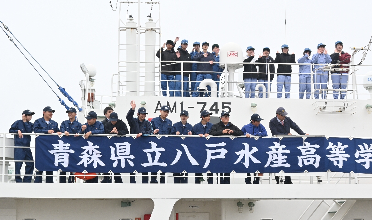 体験航海へ出発する生徒たち