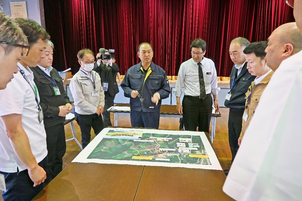緊急銃猟の手順を確認する山本晴美町長(中央)=20日、田子町