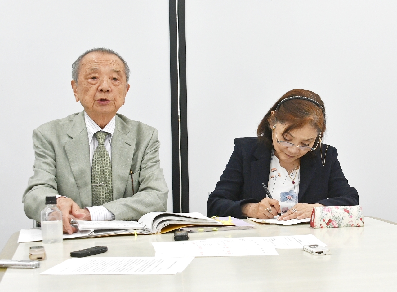 会見する浅石紘爾代表（左）＝２０日、青森市