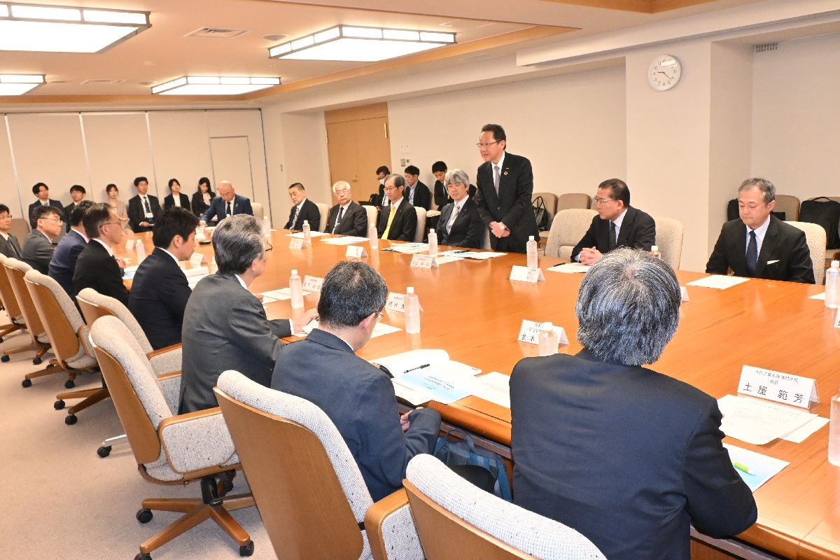 東北地方の半導体産業集積に向けて意見を交わす懇談会の参加者=21日、県庁