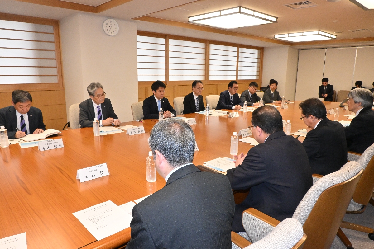 東北地方の半導体産業集積に向けて意見を交わす懇談会の参加者＝２１日、青森県庁