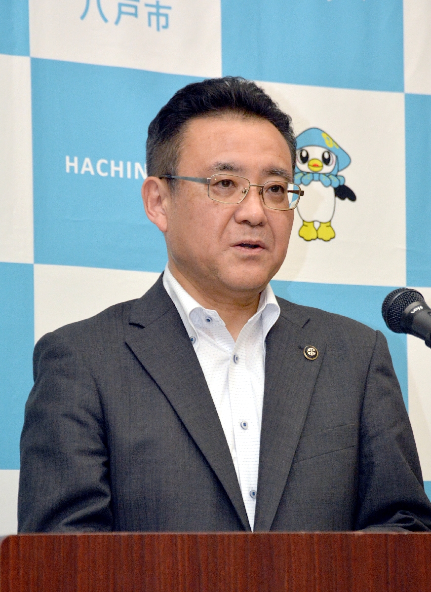 今後の緊急銃猟について対応を説明する熊谷雄一市長=21日、八戸市庁