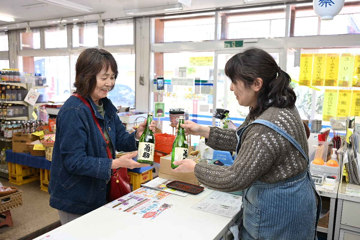 飲める飲める「菊駒」飲めるぞ 愛された酒復活、会合で早速乾杯も/五戸・新郷