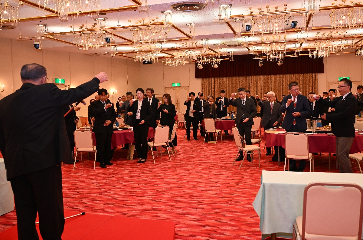 五戸町商工会通常総会の懇親会では菊駒で乾杯し、関係者が復活を喜んだ=22日、五戸町