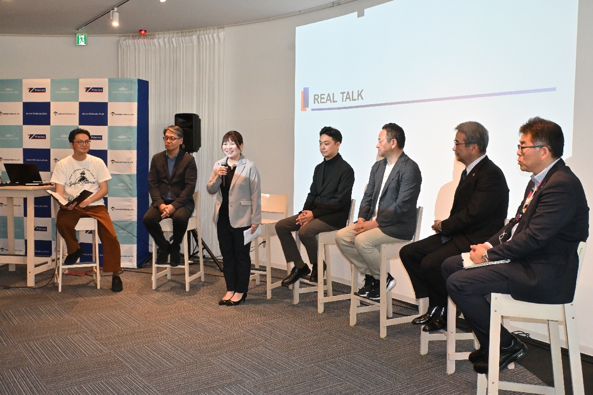トークセッションで海外挑戦塾の取り組みを振り返る企業の担当者ら=22日、青森市