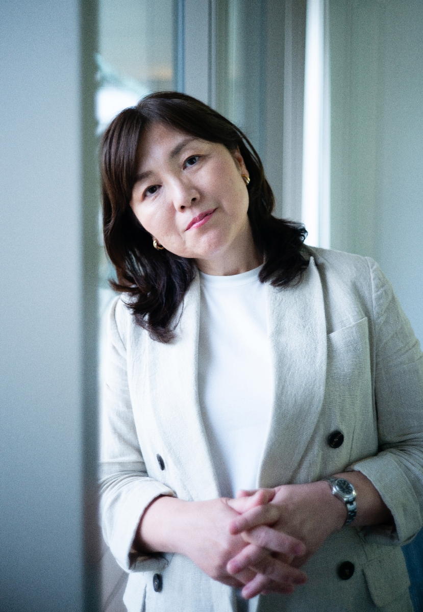 〔2〕「望む結末かどうかは別としても、物語に納得して最後のページを閉じていただけることを目指して書いた」と振り返る柚月裕子さん=東京都千代田区