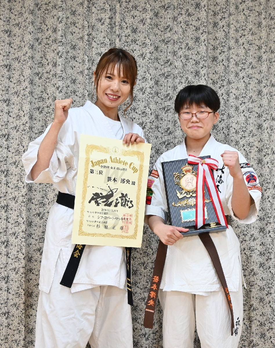 ３位に入賞した笹本澪央さん（右）と阿部奈々実会長