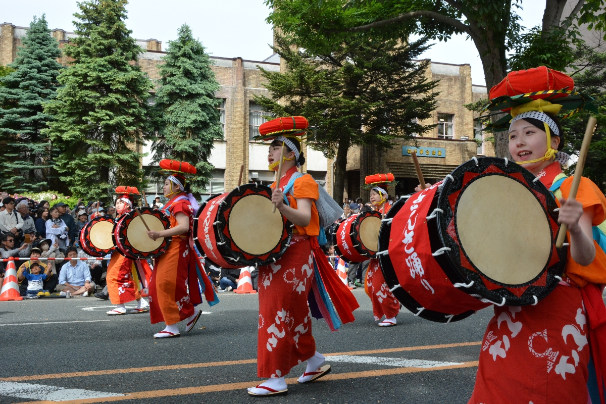 東北絆まつりで披露された盛岡さんさ踊り＝２３日、盛岡市