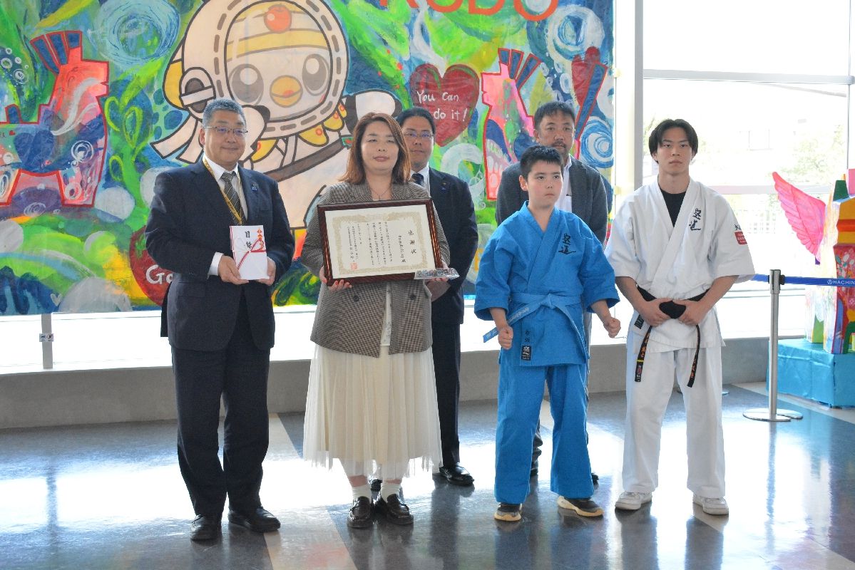 協賛目録贈呈式に参加したＨａｐｐｙ　Ｂｕｌｌｄｏｇさん（左から２人目）と関係者