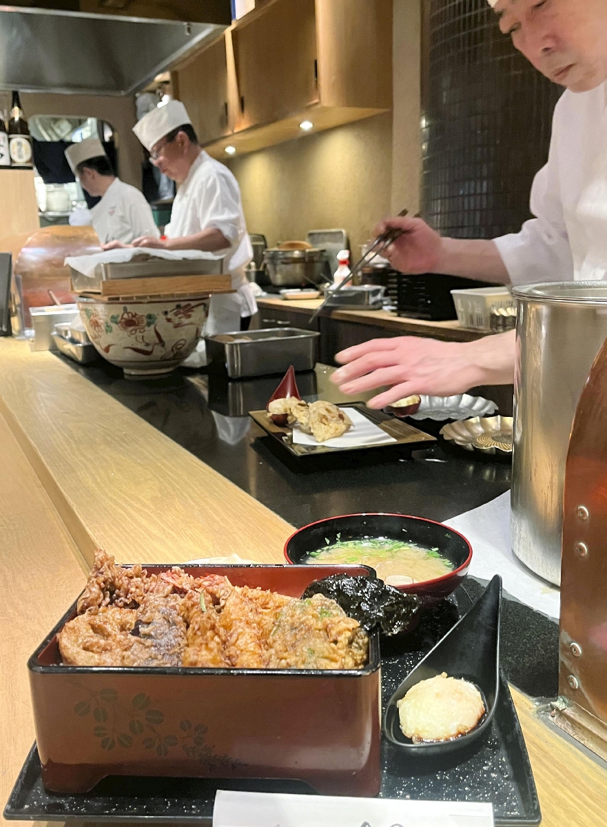 「一心金子」の穴子天重とみそ汁、卵の天ぷら=東京都千代田区