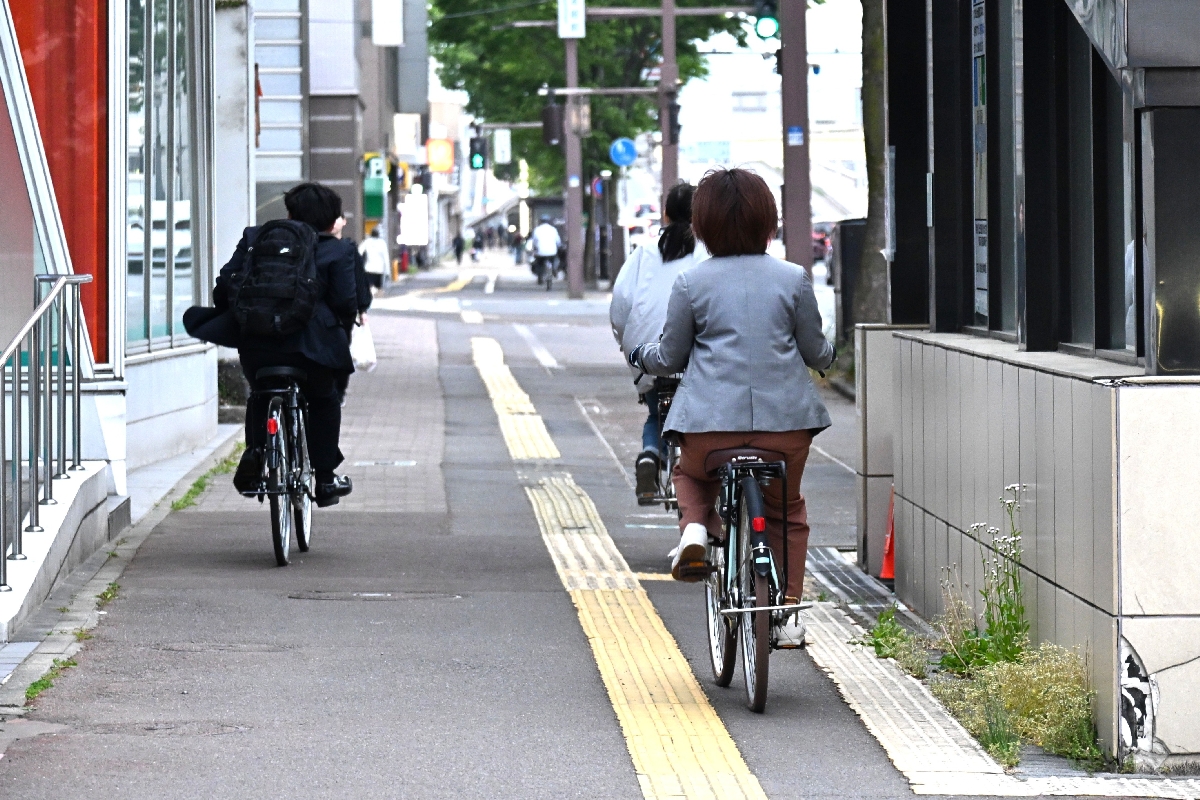 ヘルメット着用率が依然として低い青森県。周知や支援の見直しが求められる（写真はイメージ）