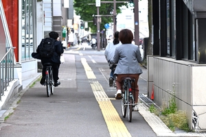 【記者リポート】ヘルメット着用努力義務化　購入補助など多角的方策を