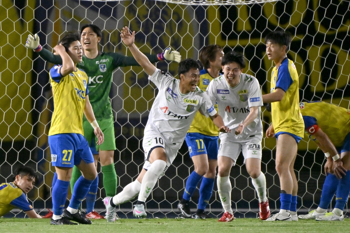 【栃木SC―ヴァンラーレ八戸】前半38分、先制点を決めて喜ぶ八戸の澤上竜二(中央)=4月8日、カンセキスタジアムとちぎ