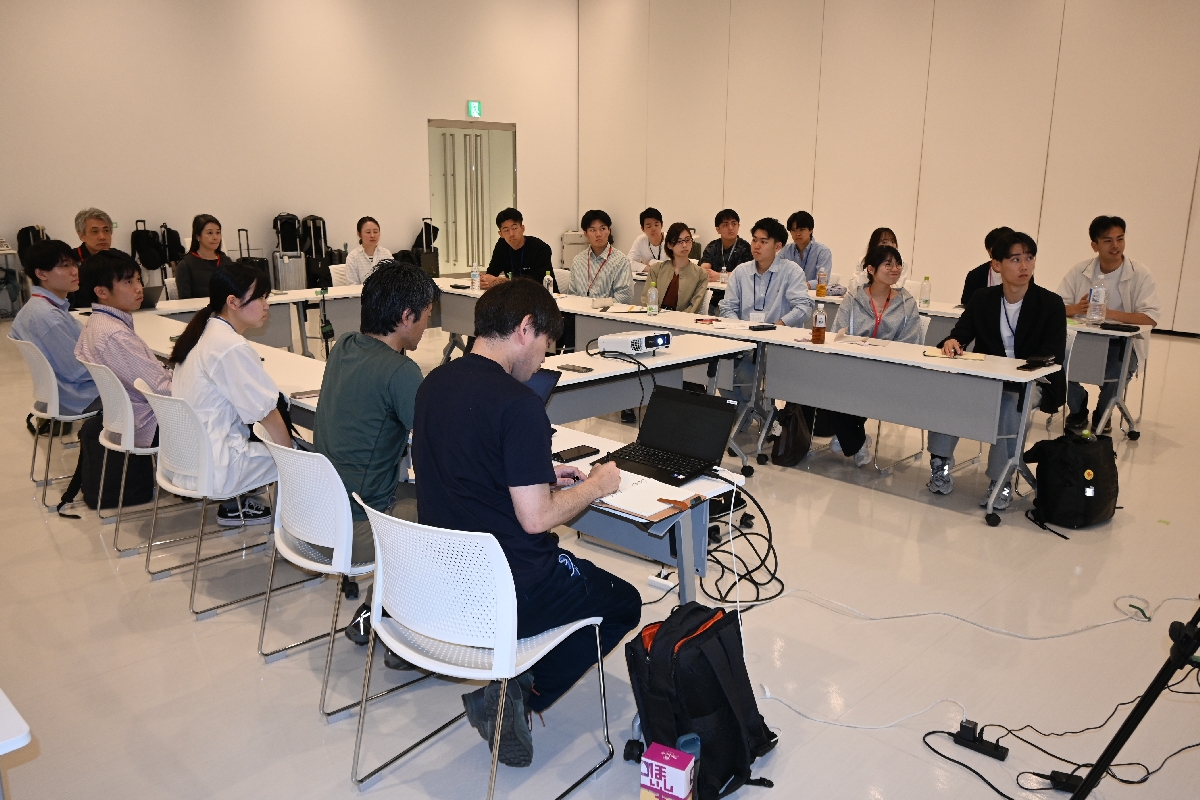 プログラム体験後、感想出し合う参加者たち