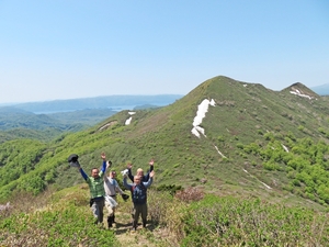 高山植物愛で、大駒ケ岳山頂へ 新郷村山岳部が山開き