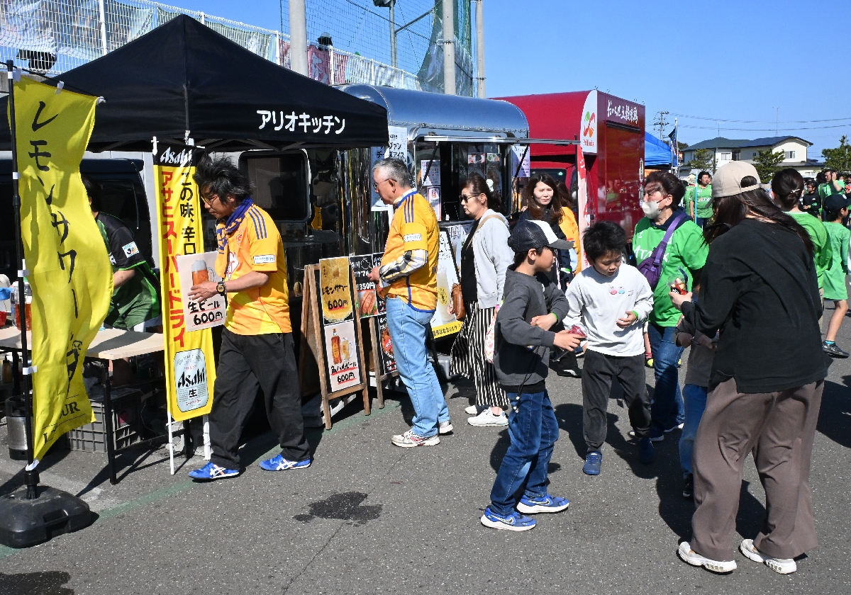 プライフーズスタジアムで「スタジアムグルメ」を買い求めるベガルタ仙台のサポーターら＝１０日、八戸市