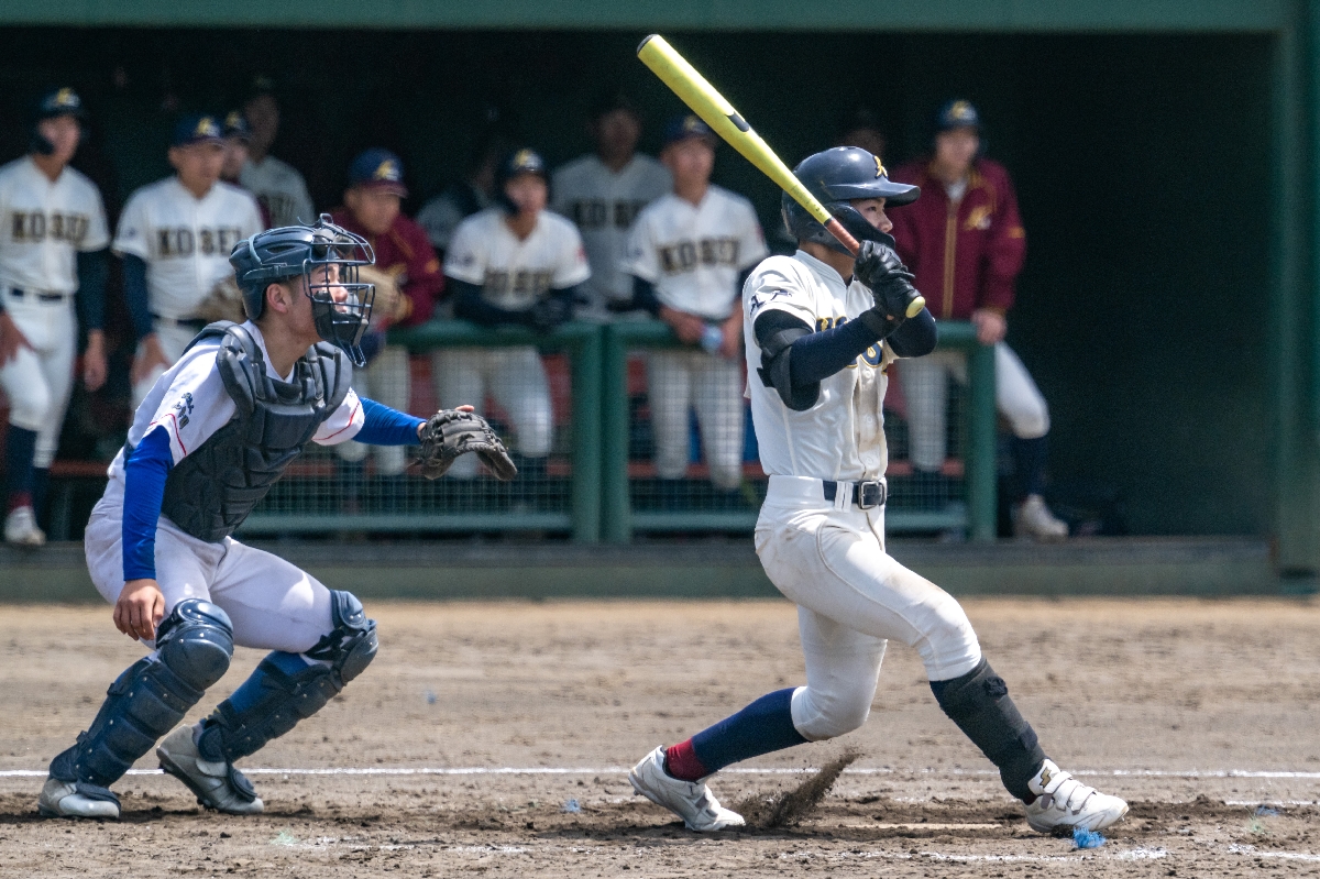 【準決勝・下山学園―八学光星】三回八学光星2死一塁、榮嶋洸大が右中間を破る三塁打を放ち、2―1と勝ち越す=六戸メイプルスタジアム