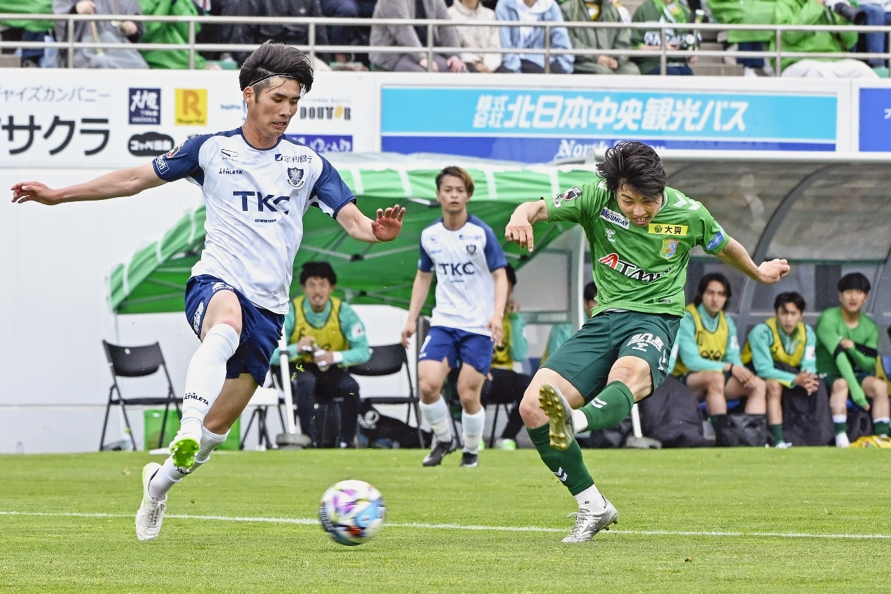 【ヴァンラーレ八戸―栃木ＳＣ】前半、八戸は佐藤碧（右）がシュートを放つ＝八戸市プライフーズスタジアム