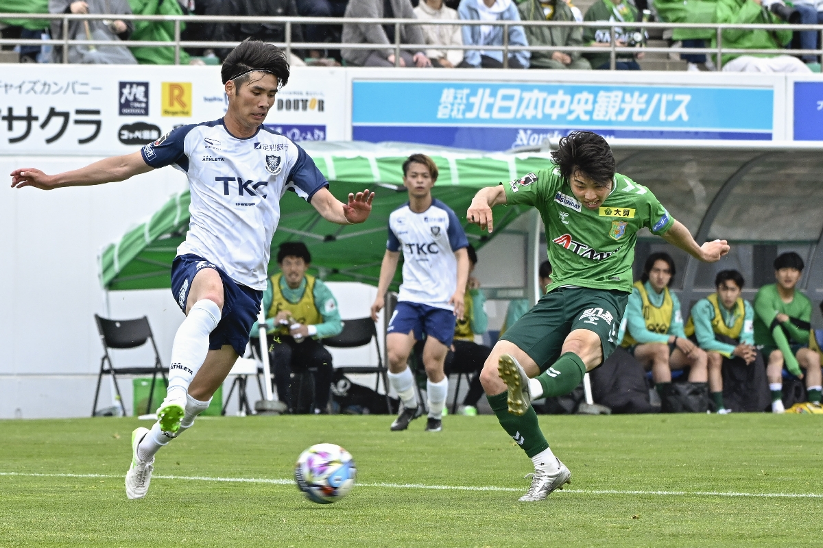 【ヴァンラーレ八戸―栃木ＳＣ】前半、八戸は佐藤碧（右）がシュートを放つ＝八戸市プライフーズスタジアム