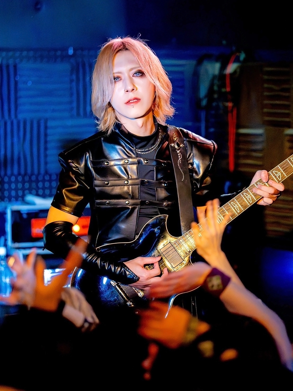 ライブでギターを演奏するＤＩＡＵＲＡの佳衣。集まった観衆を熱狂の渦に巻き込んだ＝１４日、八戸市