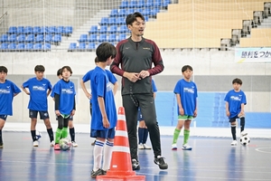 プレー中のコミュニケーションの大切さ強調 サッカー元日本代表・戸田さん、小学生に指導/八戸