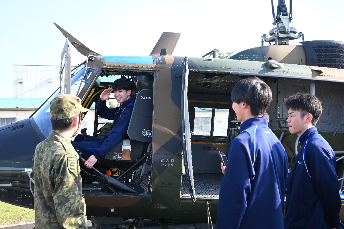 【青森駐屯地】ヘリの操縦席に座り臨場感を味わう高校生