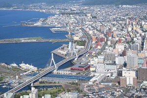 陸自ヘリで「空の旅」満喫 八戸駐屯地が体験搭乗会《📸×4》