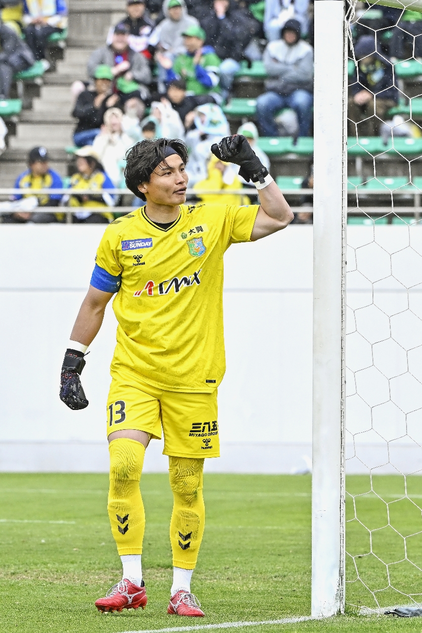 PK戦、八戸は大西勝俉が3人目のシュートを防ぎ、ガッツポーズをする