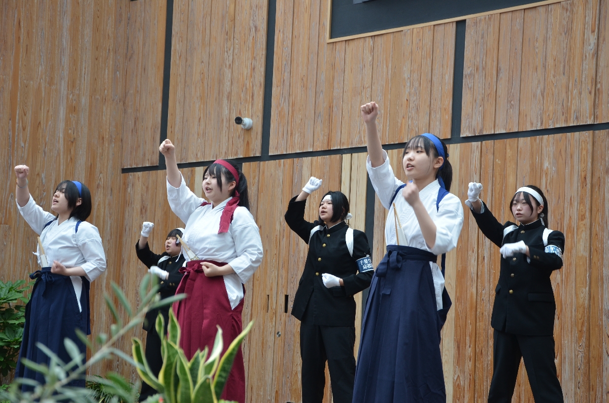 千葉学園高応援団は、はかまと学ラン姿の女子生徒が声を張り上げた