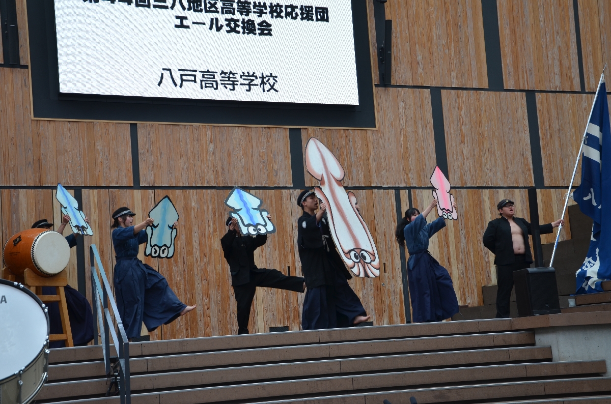 旧制中学以来のバンカラ姿で登場した八戸高応援団は、伝統の「イカ踊り」で会場の笑顔を誘った